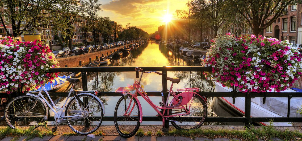 fietsen-grachten-hotels-amsterdam