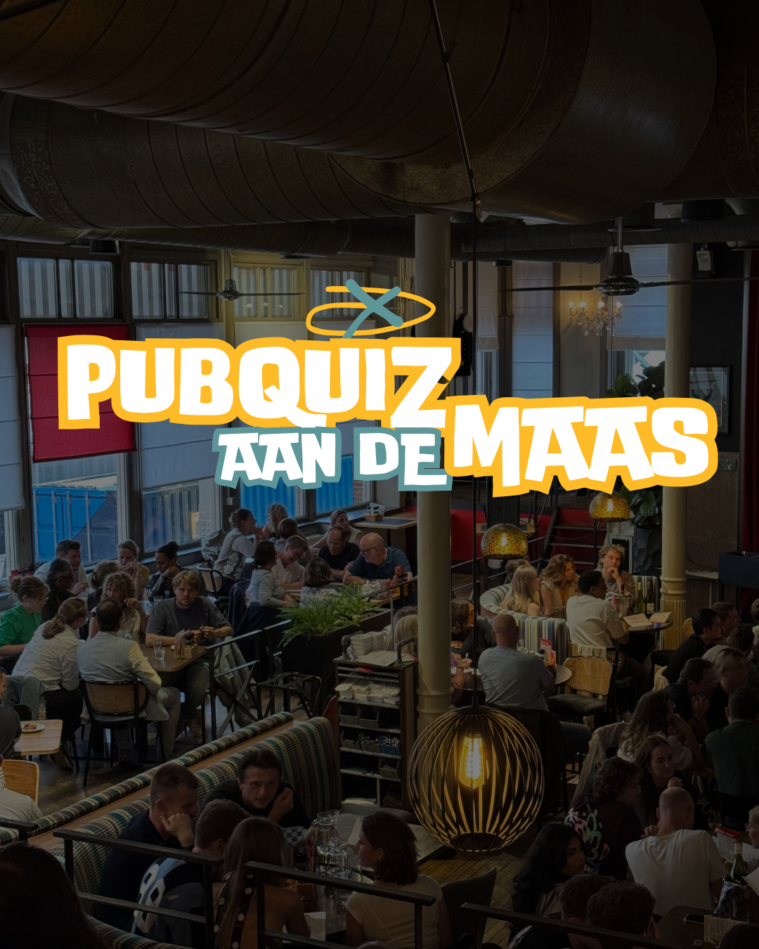 Zittende gasten die meedoen aan pubquiz, logo van Pubquiz aan de Maas is in beeld