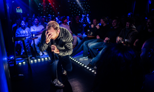 Stand-up comedian op het podium bij Comedy Club Haug