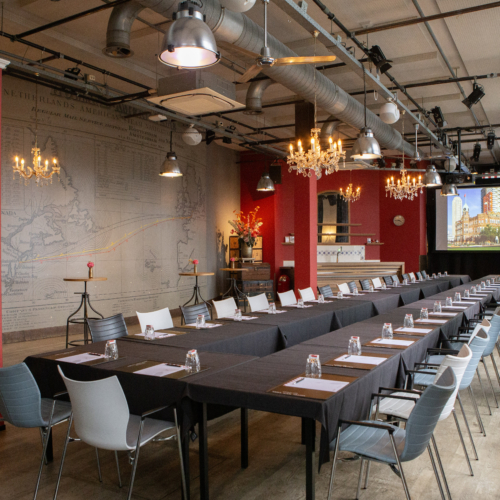 Zaal in vergaderopstelling bij Hotel New York Rotterdam