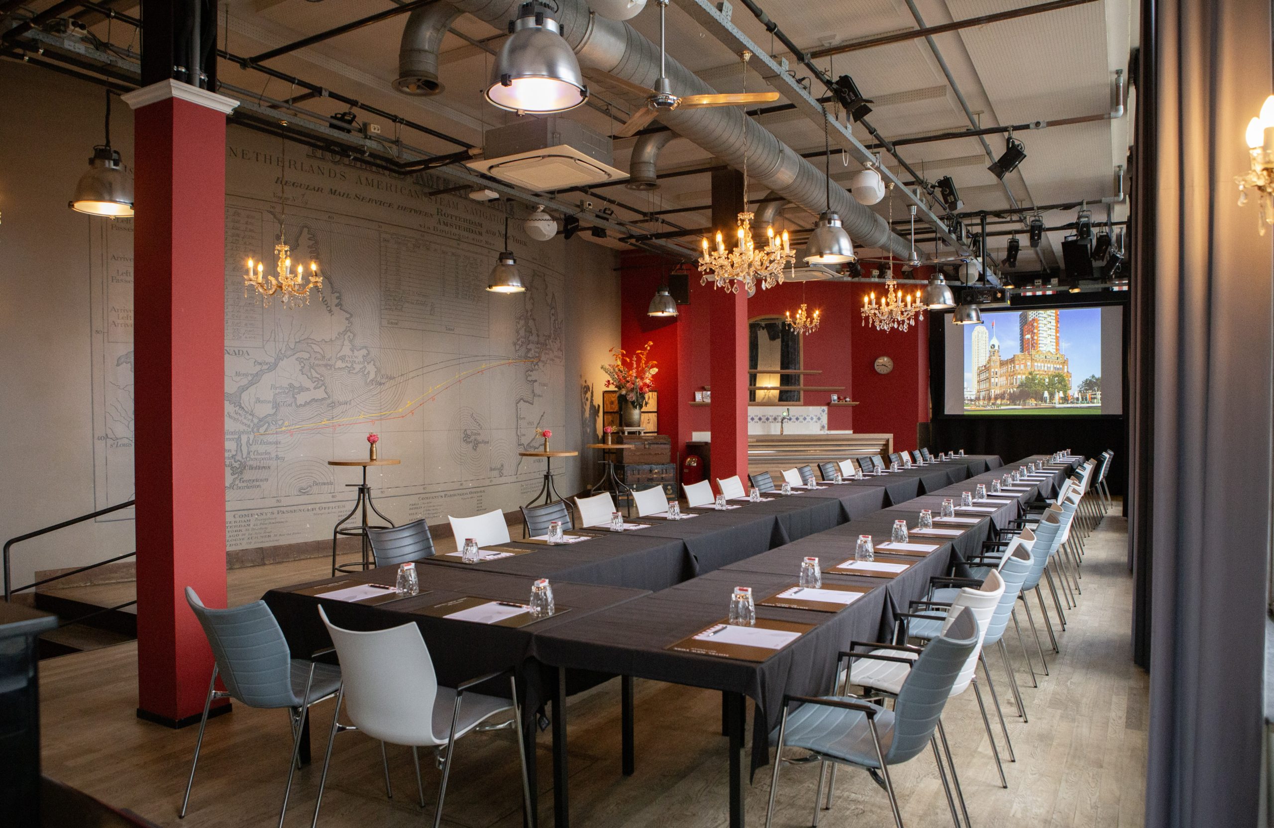 Zaal in vergaderopstelling bij Hotel New York Rotterdam